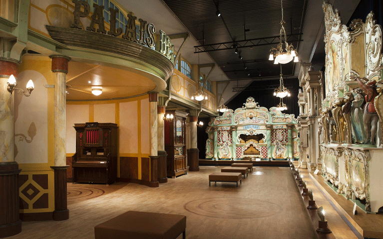 Het Danspaleis in Museum Speelklok, een zaal in Jugendstil-stijl waar rondom grote, rijkelijk versierde dansorgels staan. Dit museum bezoekt u gratis met de VIP-KAART.
