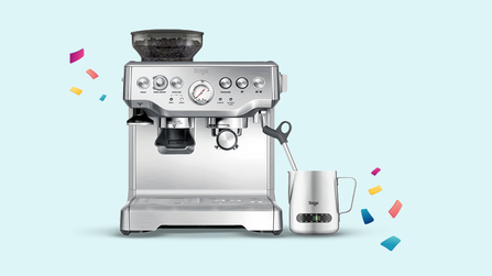 Sage espressomachine met bonenmaler en melkkan, omringd door confetti.