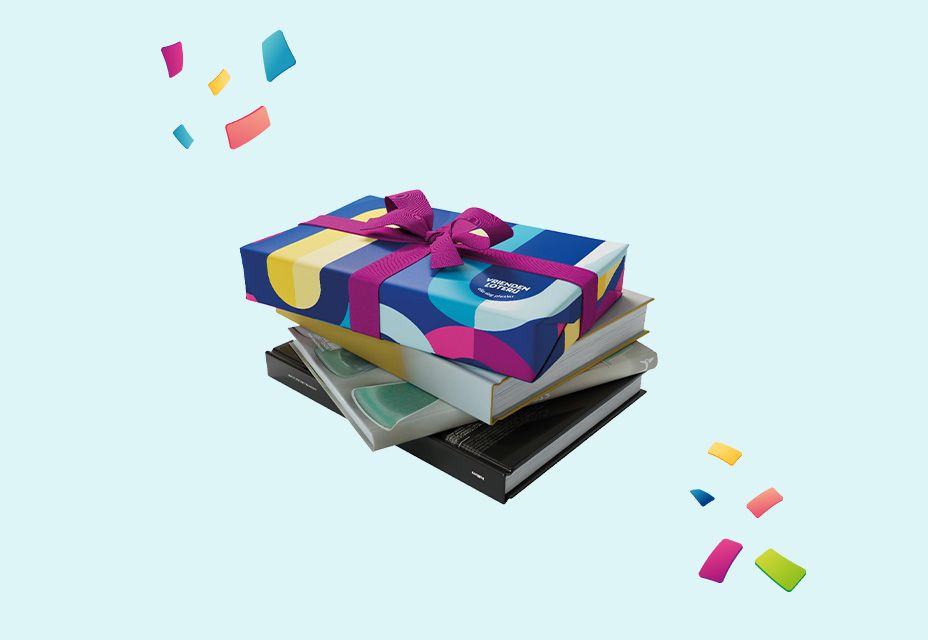 Illustratie van een ingepakt cadeau van de VriendenLoterij op een stapel boeken.