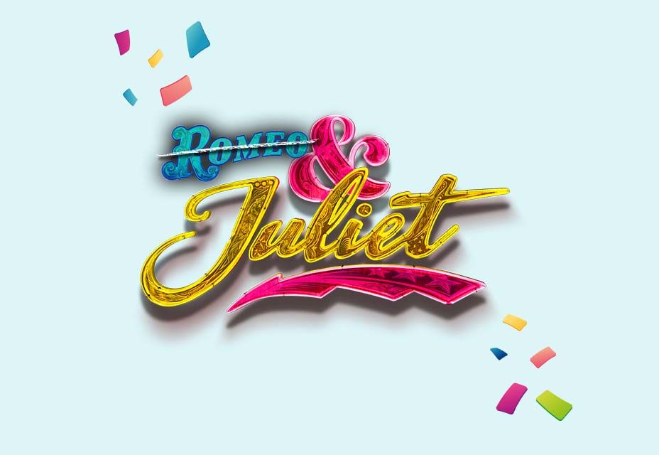 Logo van de musical Romeo & Juliet op een lichtblauwe achtergrond met kleurrijke confetti.