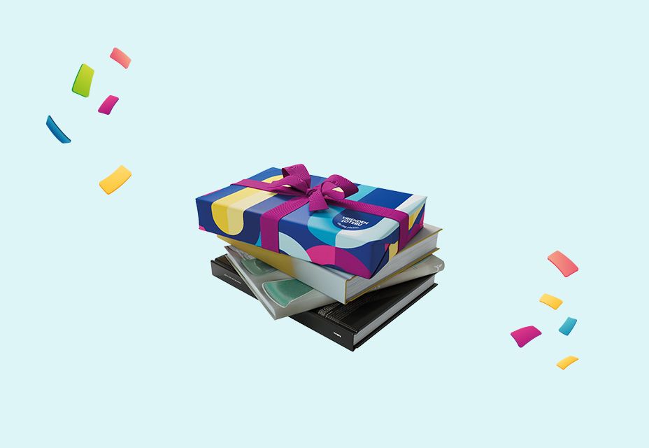 Illustratie van een ingepakt VriendenLoterij-cadeau op een stapel boeken.