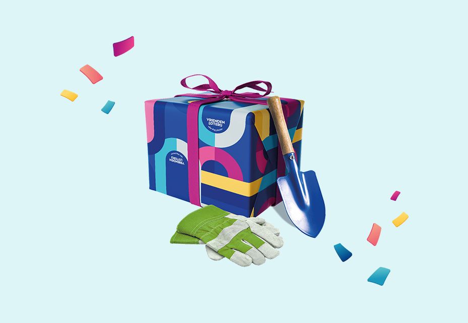 Illustratie van een ingepakt cadeau van de VriendenLoterij met tuinhandschoenen en een schepje als prijs.
