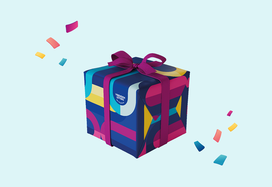 Felicitatiegeschenk met kleurrijk patroon en paars lint, omringd door confetti, tegen een lichtblauwe achtergrond.