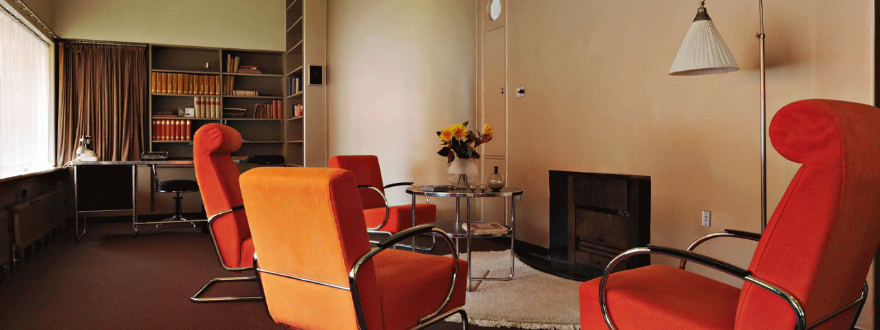 Het vintage interieur van Huis Sonneveld met oranje design meubels. Dit bijzondere monument kunt u gratis bezoeken met de VIP-KAART.