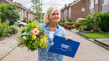 Irene Moors die een cheque vast heeft