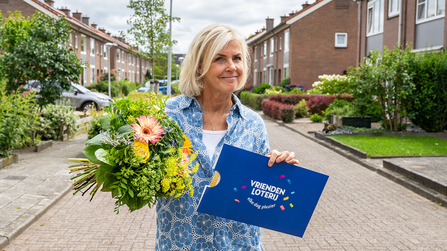 Irene Moors die een cheque vast heeft