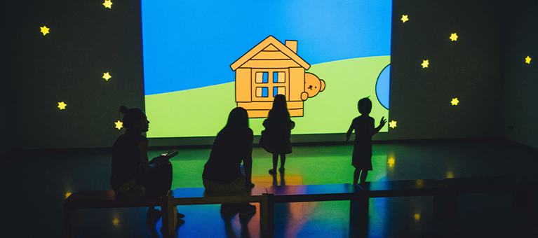 Kinderen en ouders ontdekken samen een interactieve projectieruimte in het nijntje museum, waar kleurrijke animaties en speelse elementen centraal staan. Een vrolijke en leerzame ervaring voor jonge bezoekers. Met de VIP-KAART kunnen deelnemers dit museum gratis bezoeken.