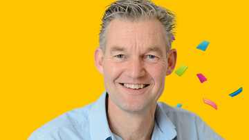 Een man voor een gele achtergrond