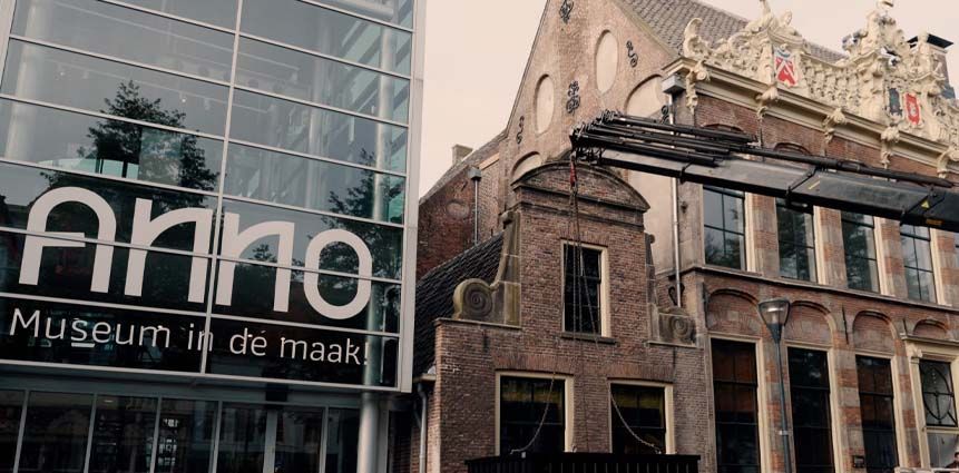 Voorzijde van Museum ANNO in Zwolle, waar modern glas en historische gevels samenkomen. Een museum in de maak, gratis te bezoeken met de VriendenLoterij VIP-KAART.