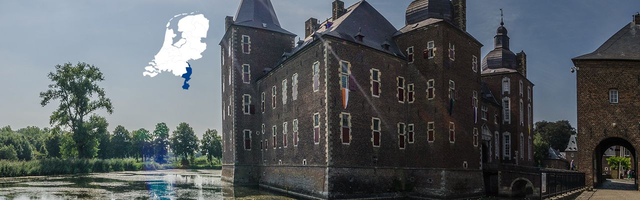 Kasteel Hoensbroek in Limburg, weerspiegeld in het water, gezien vanaf de brug. Omringd door natuur, met Limburg donkerblauw gemarkeerd op de kaart. Bezoek met de VriendenLoterij VIP-KAART.