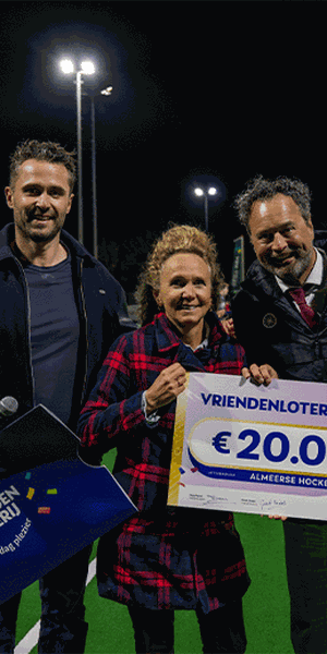 Club krijgt cheque overhandigt