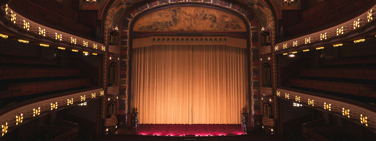 De imposante theaterzaal van Koninklijk Theater Tuschinski in Amsterdam.