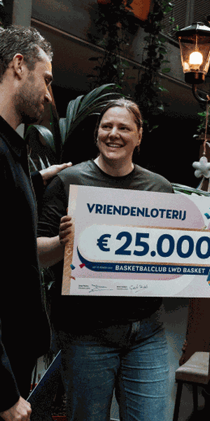 Mevrouw krijgt een mooie cheque uitgereikt