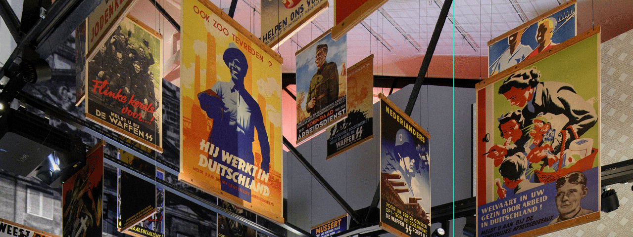 Een verzameling aan pro-Duitse posters uit de Tweede Wereldoorlog aan het plafond van het Verzetsmuseum. Ontdek het Verzetsmuseum Amsterdam gratis met de VIP-KAART.