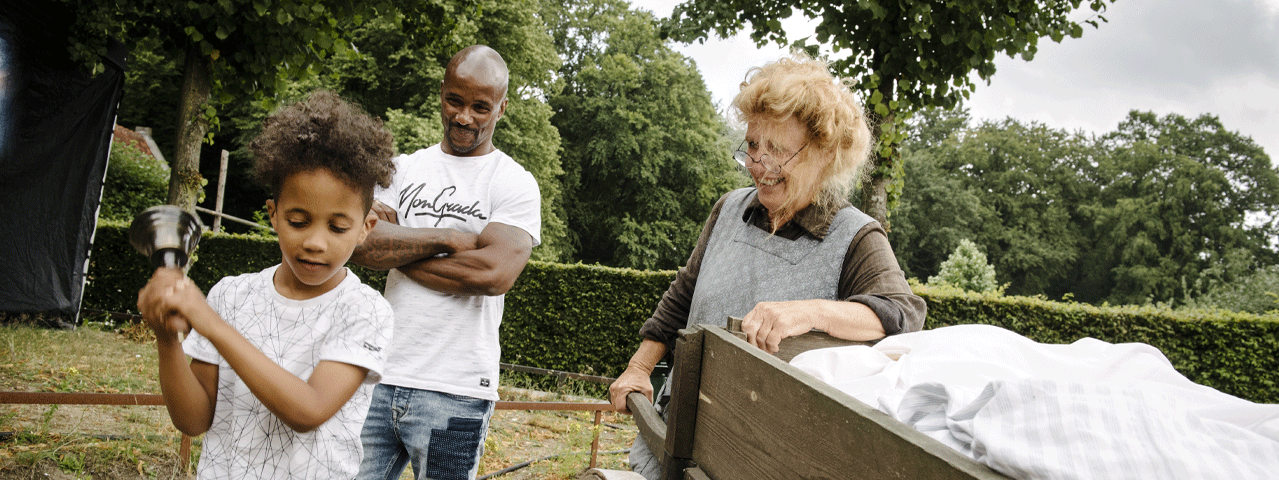 Een familie loopt door de historische straten in het Nederlands Openluchtmuseum bij zonnig weer. Met de VIP-KAART bezoekt u dit museum gratis.